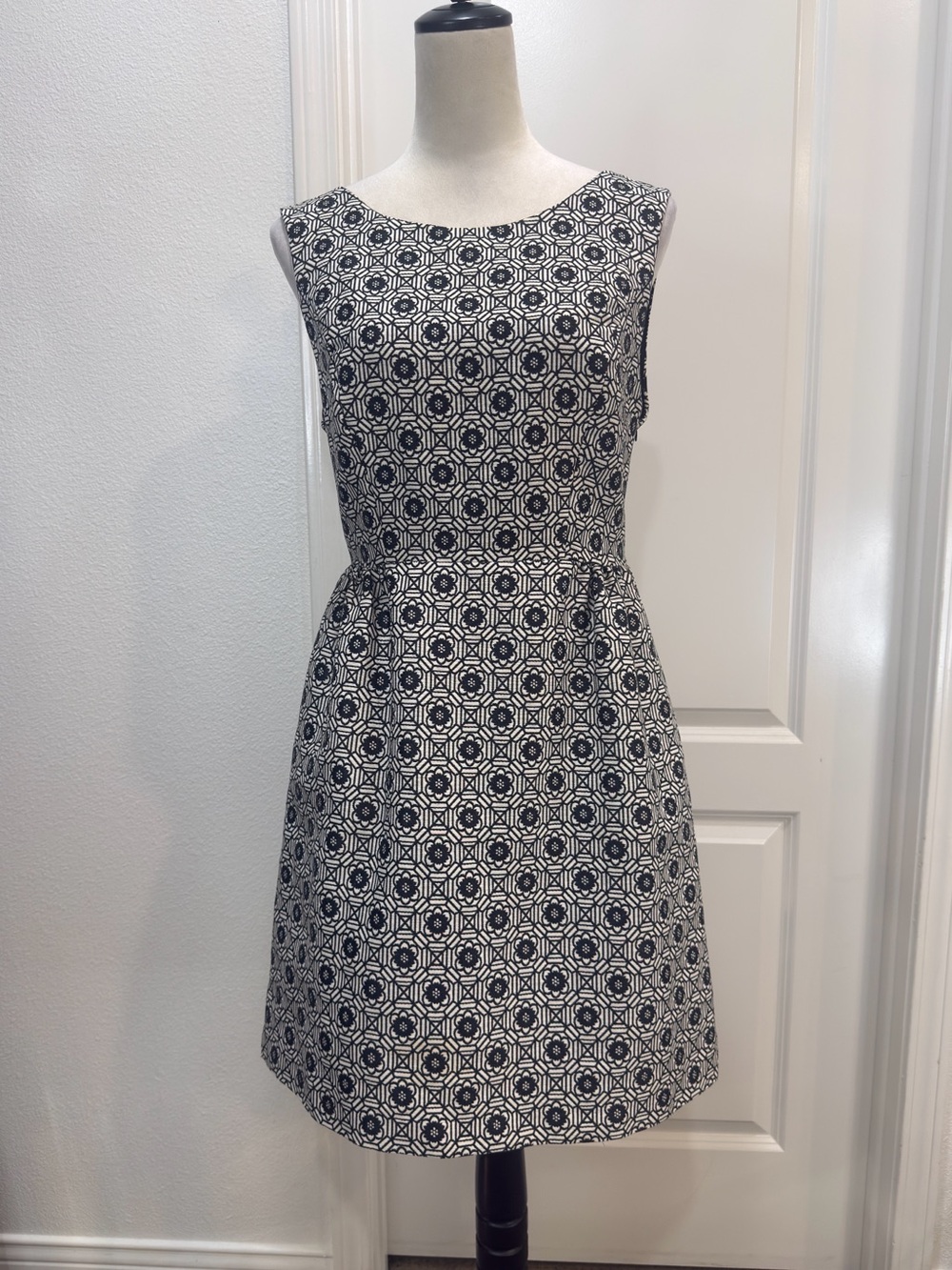 ERIN Black and White Sleeveless Patterned A-Line Mini Dress